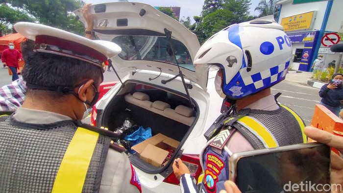 Dinas Perhubungan Surabaya akan menyediakan 5 bus di perbatasan pada 6-17 Mei saat mudik dilarang. Pemudik yang nekat masuk Surabaya akan dibawa ke tempat karantina.