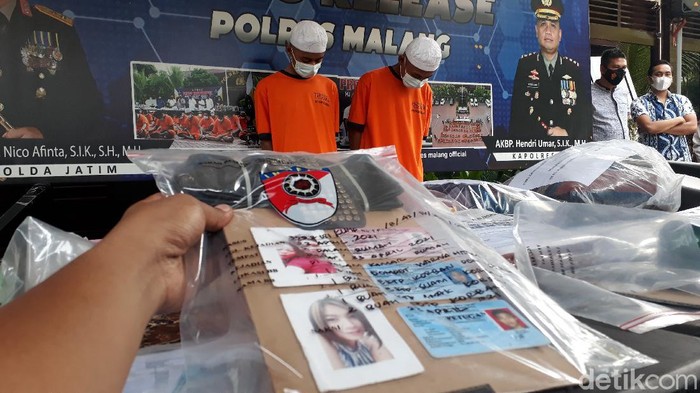 Mayat wanita tertutup tikar ditemukan dalam kebun tebu di Malang. Polisi sudah menetapkan dua tersangka atas meninggalkanya korban.