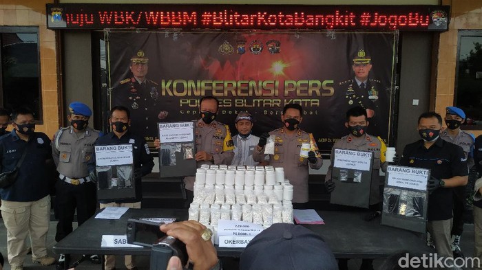 Sebanyak 229 ribu pil koplo disita Satnarkoba Polresta Blitar. Bandar dari pil koplo ini disebut-sebut merupakan jaringan pengedar yang dikendalikan dari dalam Lapas Madiun.