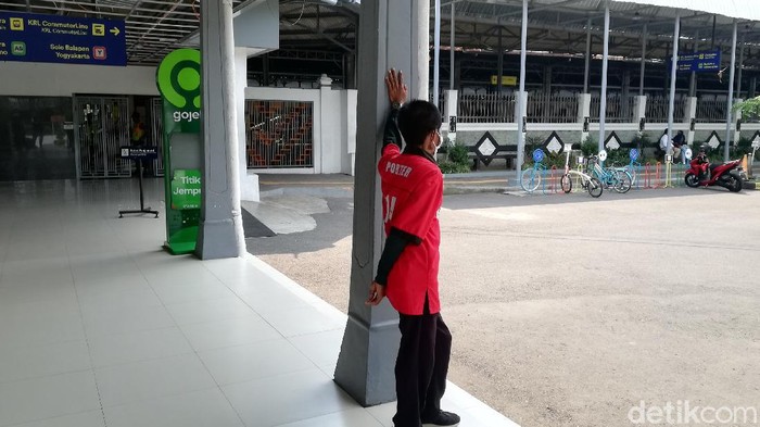 Porter di Stasiun Balapan, Solo, Jumat (30/4/2021).