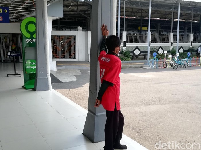 Porter di Stasiun Balapan, Solo, Jumat (30/4/2021).