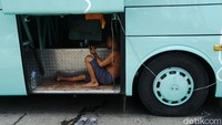 Kebijakan pelarangan mudik lebaran yang dikeluarkan pemerintah guna menekan penyebaran virus Corona, berimbas kepada para nasib supir bus angkutan antar kota antar provinsi. 