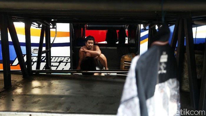 Pemerintah resmi melarang mudik Lebaran mulai 6-17 Mei 2021 dengan masa pengetatan 22 April-5 Mei dan 18-24 Mei. Hal ini membuat para sopir bus tak memiliki penghasilan. Sepertt terlihat di Terminal Cileungsi, Kabupaten Bogor.