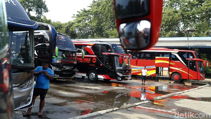 Pemerintah resmi melarang mudik Lebaran mulai 6-17 Mei 2021 dengan masa pengetatan 22 April-5 Mei dan 18-24 Mei. Hal ini membuat para sopir bus tak memiliki penghasilan. Sepertt terlihat di Terminal Cileungsi, Kabupaten Bogor.