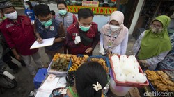 Petugas puskesmas Kecamatan Gambir melakukan uji kandungan makanan takjil di kawasan Harmoni, Jakarta Pusat, Jumat (30/4/2021).