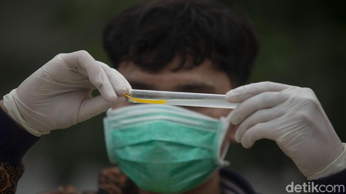 Petugas puskesmas Kecamatan Gambir melakukan uji kandungan makanan takjil di kawasan Harmoni, Jakarta Pusat, Jumat (30/4/2021).