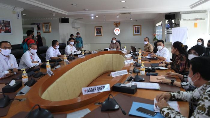 Rapat pembahasan bidding Olimpiade 2032. Rapat pelaporan draf peta jalan, strategi, dan rancang induk persiapan pencalonan Indonesia sebagai tuan rumah Olimpiade 2032 di kantor Kemenpora.