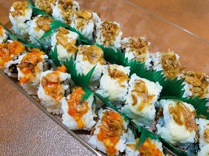 Buka Puasa dengan Donat Es Teler dan Sushi Ayam Balado