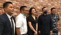 Revina VT akhirnya memutuskan untuk mengambil jalan damai dengan Dedy Susanto. Foto: Hanif/detikHOT