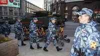 Sejumlah kendaraan militer ini diturunkan ke jalan untuk menjalani latihan parade militer Hari Kemenangan Rusia. AP Photo/Pavel Golovkin  