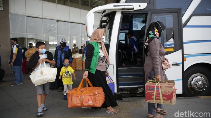 Selama April, Puluhan Ribu Pemudik Cus Dari Terminal Pulo Gebang Terminal Pulo Gebang, Jakarta Timur, mencatat sebanyak 31.661 pemudik telah berangkat ke kampung halaman selama periode bulan April.