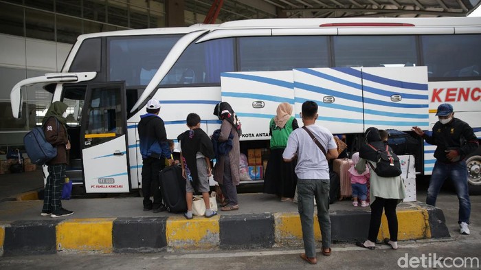 Terminal Pulo Gebang, Jakarta Timur, mencatat sebanyak 31.661 pemudik telah berangkat ke kampung halaman selama periode bulan April.