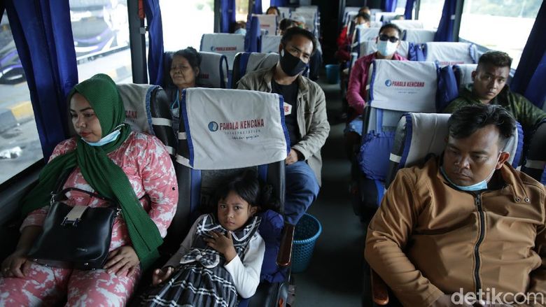 Selama April, Puluhan Ribu Pemudik Cus Dari Terminal Pulo Gebang Terminal Pulo Gebang, Jakarta Timur, mencatat sebanyak 31.661 pemudik telah berangkat ke kampung halaman selama periode bulan April.