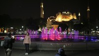 Ditegaskan Erdogan bahwa selama lockdown, Turki akan memasuki penutupan penuh yang mewajibkan orang-orang untuk tetap berada di rumah masing-masing dan seluruh pusat bisnis non-esensial akan tutup.  