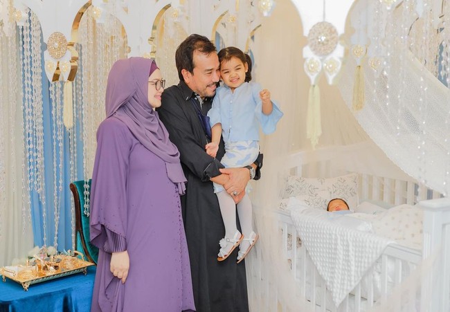 Siti Nurhaliza melahirkan anak keduanya Muhammad Afwa pada 19 April 2021. “Dato’ Sri Siti Nurhaliza selamat melahirkan bayi lelaki di sebuah pusat perubatan di Selangor, pada pukul 6.21 pagi. Bayi seberat 3.84 kilogram itu dilahirkan menerusi kaedah pembedahan,” demikian keterangan yang tertulis di akun Instagram resmi Siti Nurhaliza @ctdk. Foto: Instagram @ctdk