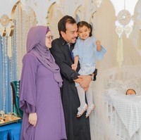 Siti Nurhaliza melahirkan anak keduanya Muhammad Afwa pada 19 April 2021. “Dato’ Sri Siti Nurhaliza selamat melahirkan bayi lelaki di sebuah pusat perubatan di Selangor, pada pukul 6.21 pagi. Bayi seberat 3.84 kilogram itu dilahirkan menerusi kaedah pembedahan,” demikian keterangan yang tertulis di akun Instagram resmi Siti Nurhaliza @ctdk. Foto: Instagram @ctdk