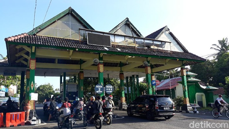 Suasana di Tempat Pemungutan Retribusi (TPR) kawasan Pantai Parangtritis Suasana di Tempat Pemungutan Retribusi (TPR) kawasan Pantai Parangtritis