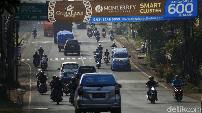 Suasana Jalur Tikus di Cibarusah Jelang Larangan Mudik Cibarusah, Kabupaten Bekasi merupakan salah satu titik yang disekat Polda Metro Jaya selama larangan mudik 2021. Begini kondisi terkini arus lalu lintas di Jalan Cibarusah Raya.