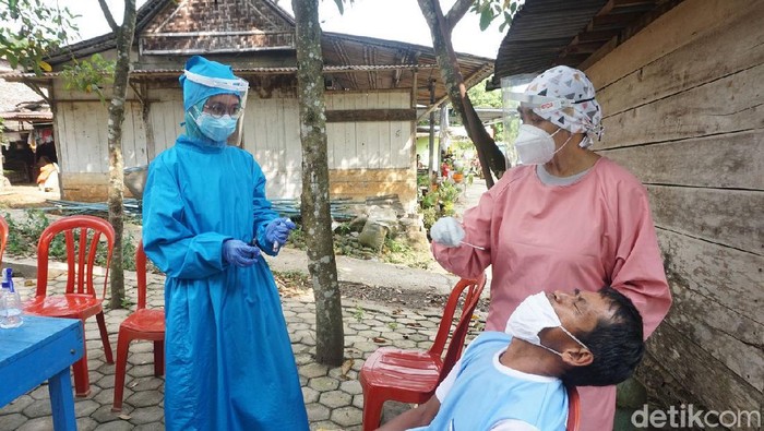 Swab PCR kepada warga di desa tempat klaster salat tarawih di Banyumas