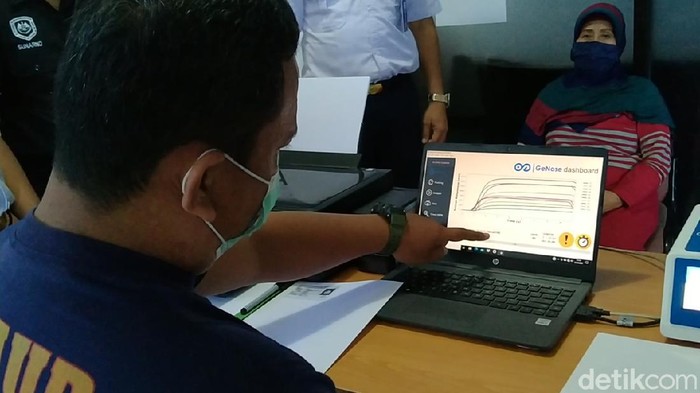Tes GeNose Tes GeNose di terminal Pekalongan