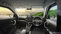 Sementara itu, interiornya lapang dan juga dilengkapi fitur dengan teknologi terdepan seperti terpasang MID 7 inch TFT dengan display interaktif dan modern dan dapat diganti-ganti dalam 4 opsi tampilan yaitu Advanced, Exciting, Simple, dan Analog. Foto: Toyota Astra Motor
