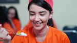 Gaya Tsania Marwa saat Ngopi dan Makan Bareng Rekan Artis
