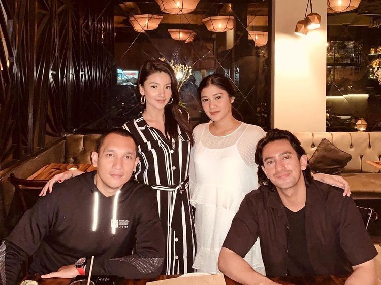 Gaya Tsania Marwa saat Ngopi dan Makan Bareng Rekan Artis