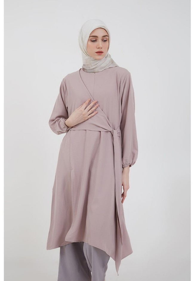 Pilihannya yang simpel dan elegan dihadirkan oleh brand Hijabenka. Sephia Irma Knot Tunic Grey berikut cocok dipakai di Hari Lebaran atau untuk acara-acara semi formal. Dapatkan busana tersebut seharga Rp 179 ribu. Foto: Dok. Zalora