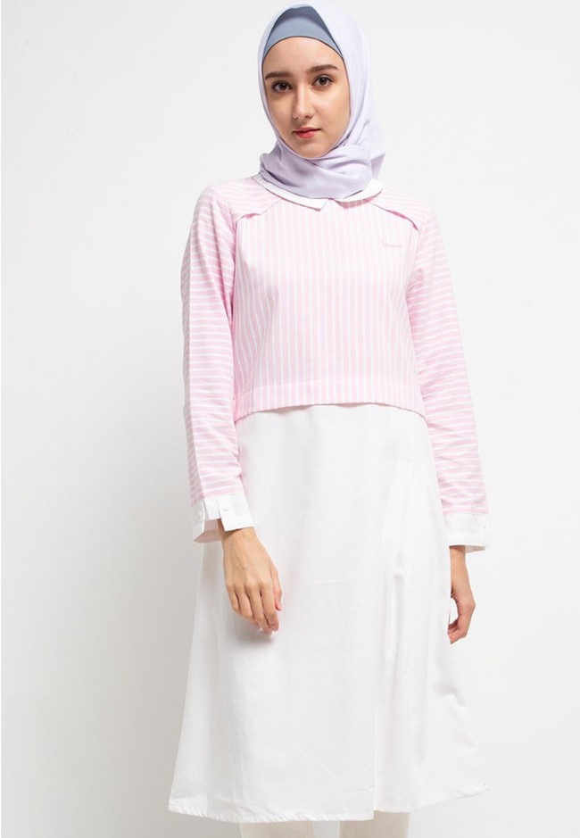 Jika kamu mencari tunik yang simpel dan lebih kasual, pilihan dari Cressida Ladies ini dapat dipertimbangkan. Aksen dan warna pink bergaris putih membuat busana seharga Rp 167 ribuan itu berkesan muda. Foto: Dok. Zalora