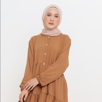 Tunik warna cokelat lain yang cantik untuk dipakai saat Lebaran datang dari Tufine.id. Kalla Top tersebut hadir dengan potongan A-line dan mullet yang membuat menarik. Item seharga Rp 188 ribuan ini bisa dengan mudah dipadukan dengan berbagai bawahan.  Foto: Dok. Hijabenka