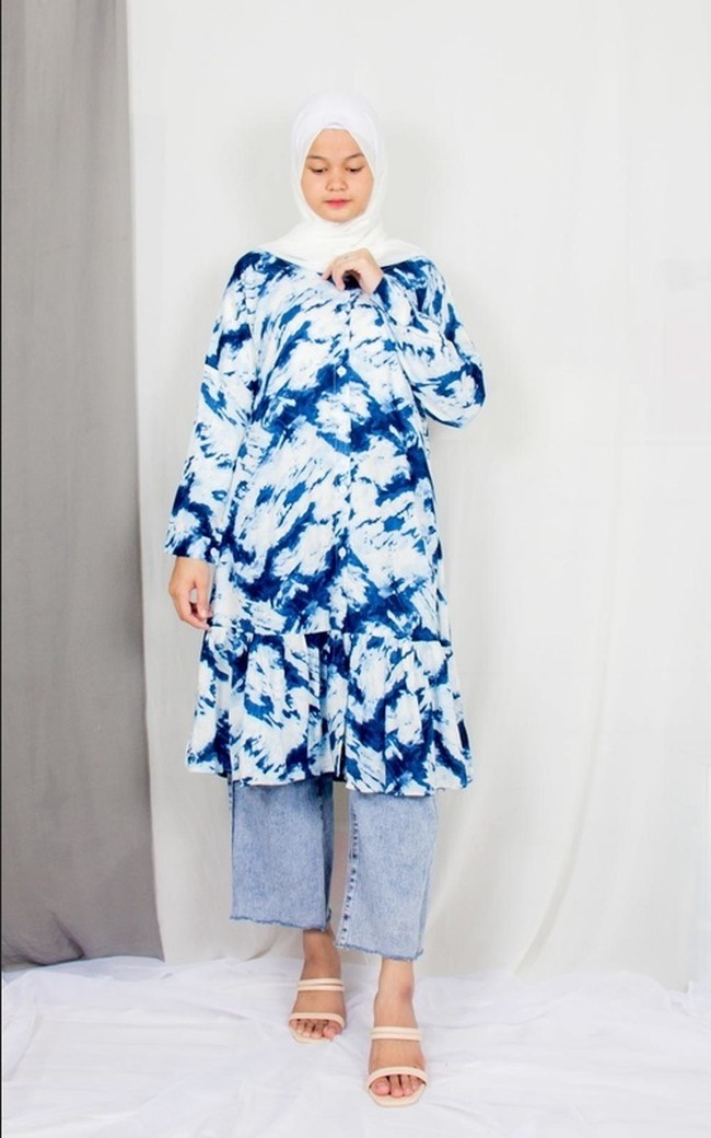 Tunik kekinian berikut hadir dengan warna tie dye. Busana seharga Rp 149 ribuan dari brand Aghistaworld tersebut cocok dipakai untuk bersilahturahmi Lebaran. Foto: Dok. Hijabenka
