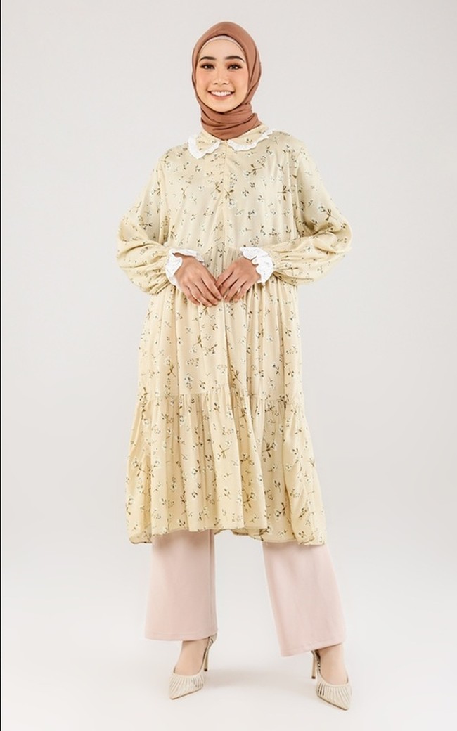 Flower Tunic Nude yang cantik ini juga sedang diskon menjadi Rp 199 ribu. Punya warna dan motif yang manis, item dari brand This or That berikut akan membuat penampilan kamu segar di Hari Raya. Foto: Dok. Hijabenka