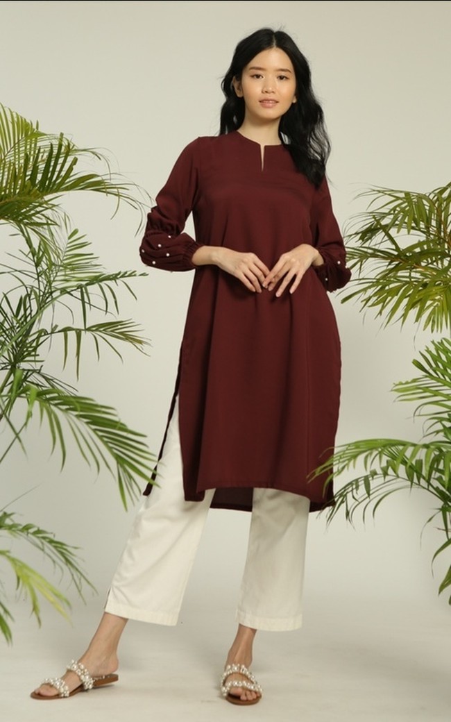 Tunik dengan potongan dan warna yang lebih elegan ditawarkan Luna Habit. Fara Blouse ini juga hadir dengan aksen mutiara di bagian lengannya tersebut bisa dimiliki dengan Rp 199 ribu. Foto: Dok. Hijabenka