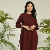 Tunik dengan potongan dan warna yang lebih elegan ditawarkan Luna Habit. Fara Blouse ini juga hadir dengan aksen mutiara di bagian lengannya tersebut bisa dimiliki dengan Rp 199 ribu. Foto: Dok. Hijabenka