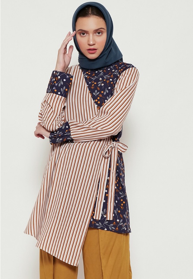 Kamu bisa menemukan tunik kekinian dengan model yang unik di situs belanja. Nada Tunic dari brand Suqma ini salah satunya. Item yang sedang diskon menjadi Rp 184 ribu tersebut tampil unik dengan aksen kimono. Foto: Dok. Zalora