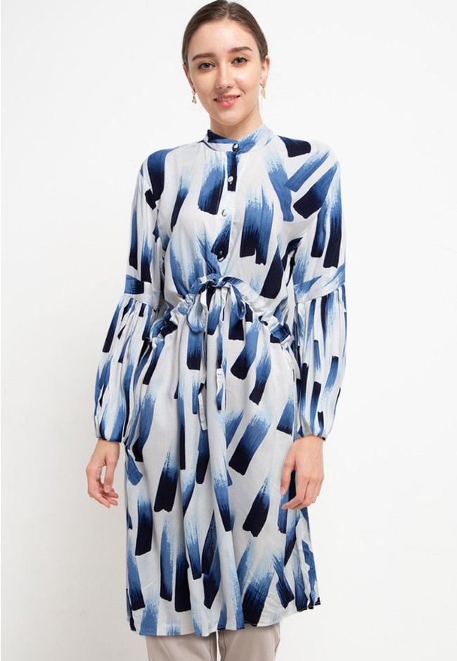 Tunik menjadi atasan yang cocok dikenakan di Hari Lebaran. Kamu yang mencari opsinya yang cantik dan terjangkau bisa didapatkan dari brand Covering Story. Akhista Tunic - A ini dijual Rp 182 ribuan. Foto: Dok. Zalora