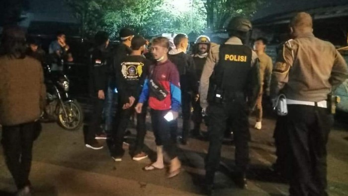 ua kelompok Ormas dan Geng Motor terlibat bentrokan karena dipicu piutang