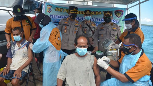 Vaksinasi COVID-19 terapung di NTT