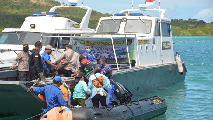 Vaksinasi COVID-19 terapung  bagi warga di pesisir pantai dan pulau terpencil di NTT