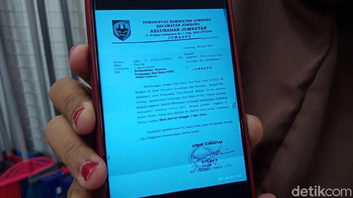 Surat yang dibuat Lurah Jombatan, Kecamatan/Kabupaten Jombang viral di medsos. Pasalnya, surat yang ditujukan ke para pengusaha toko dan rumah makan itu berisi permintaan tunjangan hari raya (THR), berupa parsel Lebaran untuk 16 pegawai kelurahan.
