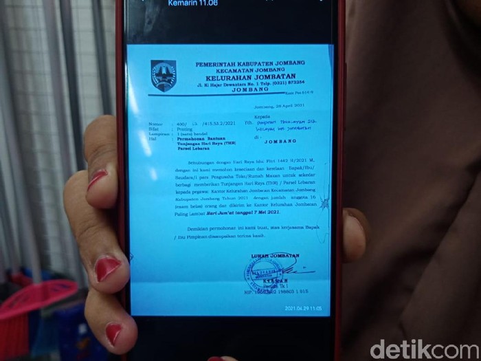 Surat yang dibuat Lurah Jombatan, Kecamatan/Kabupaten Jombang viral di medsos. Pasalnya, surat yang ditujukan ke para pengusaha toko dan rumah makan itu berisi permintaan tunjangan hari raya (THR), berupa parsel Lebaran untuk 16 pegawai kelurahan.
