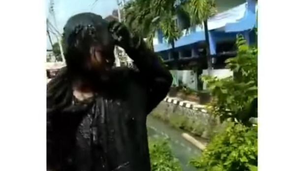Warung ambruk ke dalam selokan, Pati, Jumat (30/4/2021).