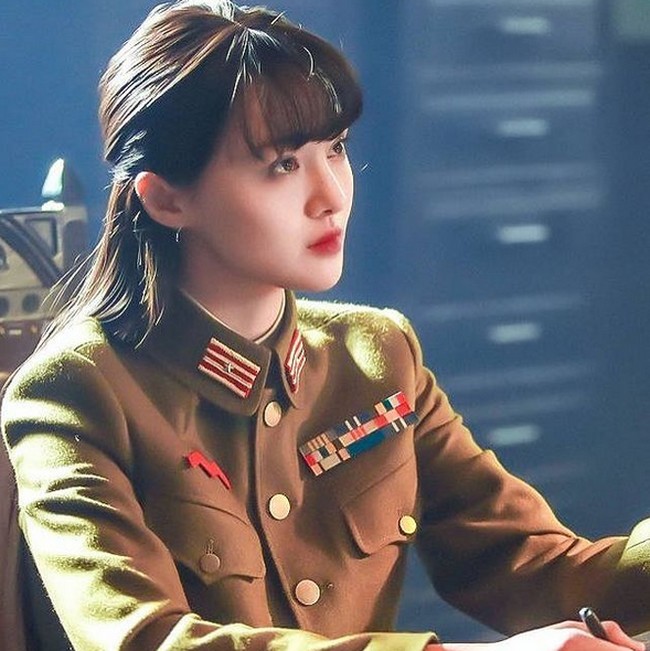 Bakat akting Zheng Shuang pun mendapat pengakuan di ajang China TV Golden Eagle Awards ke-25. Berusia 19 tahun kala itu, ia memecahkan rekor sebagai aktris termuda yang masuk nominasi aktris terbaik dalam sejarah penghargaan tersebut. (Foto: Instagram/@zhengshuang.official)
