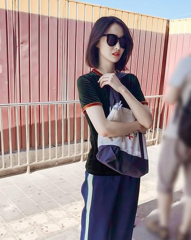 Akibat skandal tersebut, Zheng Shuang terpaksa kehilangan beberapa pekerjaan setelah sejumlah brand memutuskan kontrak. Bahkan, Prada langsung membatalkan kerja samanya dengan Zheng hanya seminggu setelah teken kontrak. (Foto: Instagram/@zhengshuang.official)