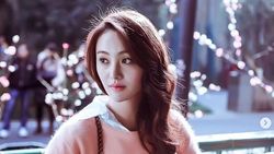 Penampilan 180 Derajat Aktris China Zheng Shuang, Kini Hidup Susah