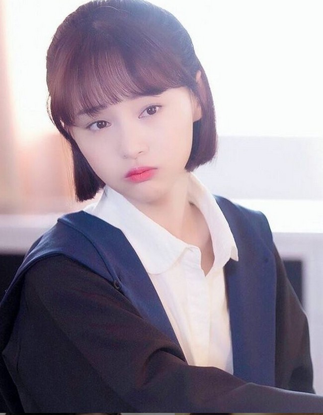 Orangtua Zheng Shuang disebut sangat ambisius mendidik putrinya. Sejak kecil, bakat seninya diasah dengan intens. Belajar piano, flute dan menari ia lakoni. (Foto: Instagram/@zhengshuang.official)