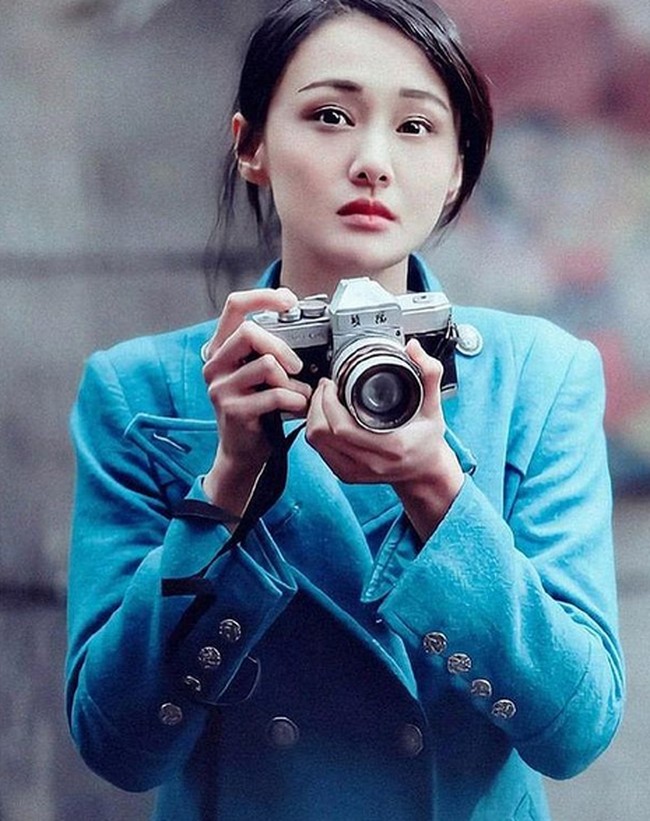 Namun baru pada 2011, Zheng Shuang meraih prestasi terbesarnya. Ia dinobatkan sebagai aktris pendatang terbaik di Hong Kong Film Directors’ Guild Awards ke-6 berkat aksinya di film Mural. (Foto: Instagram/@zhengshuang.official)
