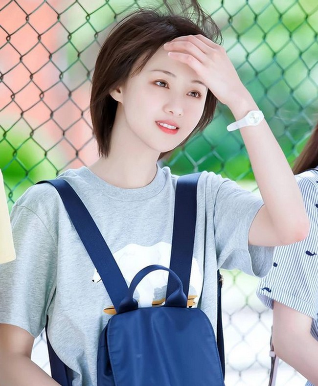 Zheng Shuang pertama kali tampil di panggung pada usia empat tahun. Setahun kemudian, ia mulai muncul di televisi. Pada usia 16 tahun, Zheng menjadi murid termuda di Beijing Film Academy. (Foto: Instagram/@zhengshuang.official)