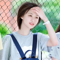 Zheng Shuang pertama kali tampil di panggung pada usia empat tahun. Setahun kemudian, ia mulai muncul di televisi. Pada usia 16 tahun, Zheng menjadi murid termuda di Beijing Film Academy. (Foto: Instagram/@zhengshuang.official)