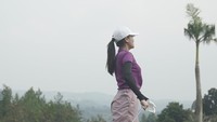 Salah satu kegiatan Aaliyah Massaid di bulan Ramadhan tahun ini adalah bermain golf. Foto: dokumen pribadi